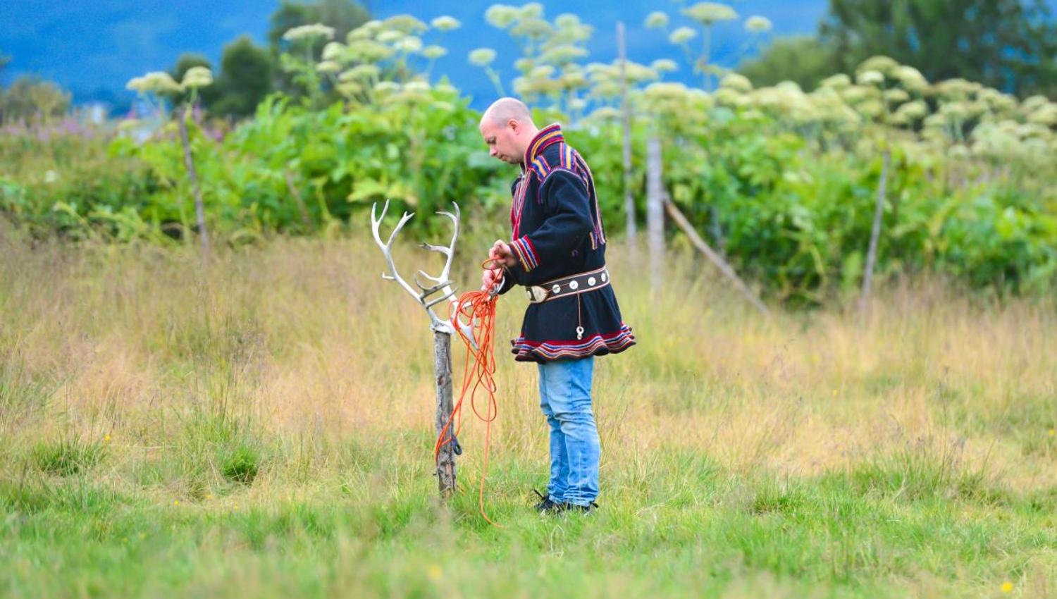Lasso throwing in an autumn landscape during a Sámi cultural experience at Tromsø Lapland.