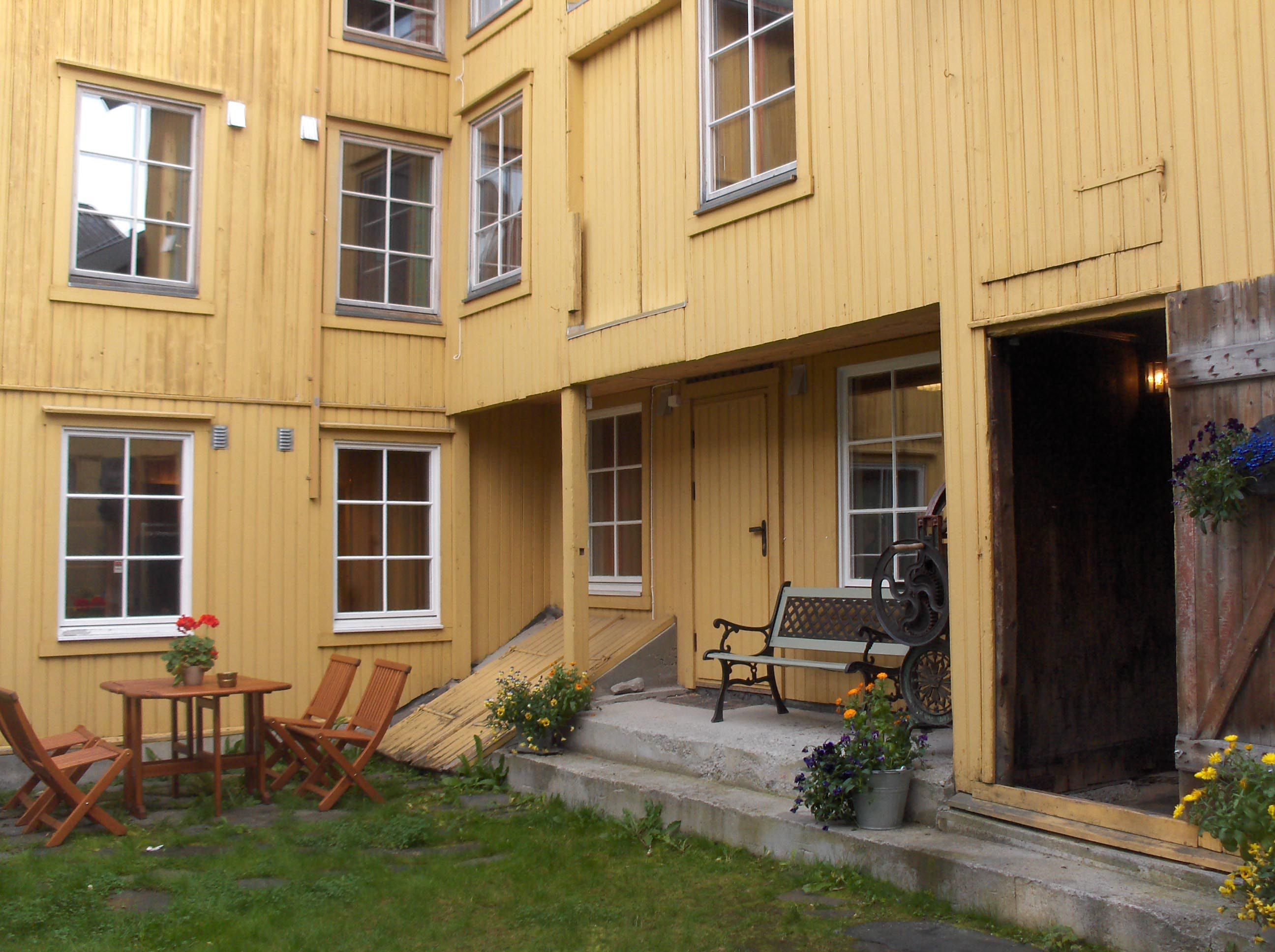 Bakgård 1