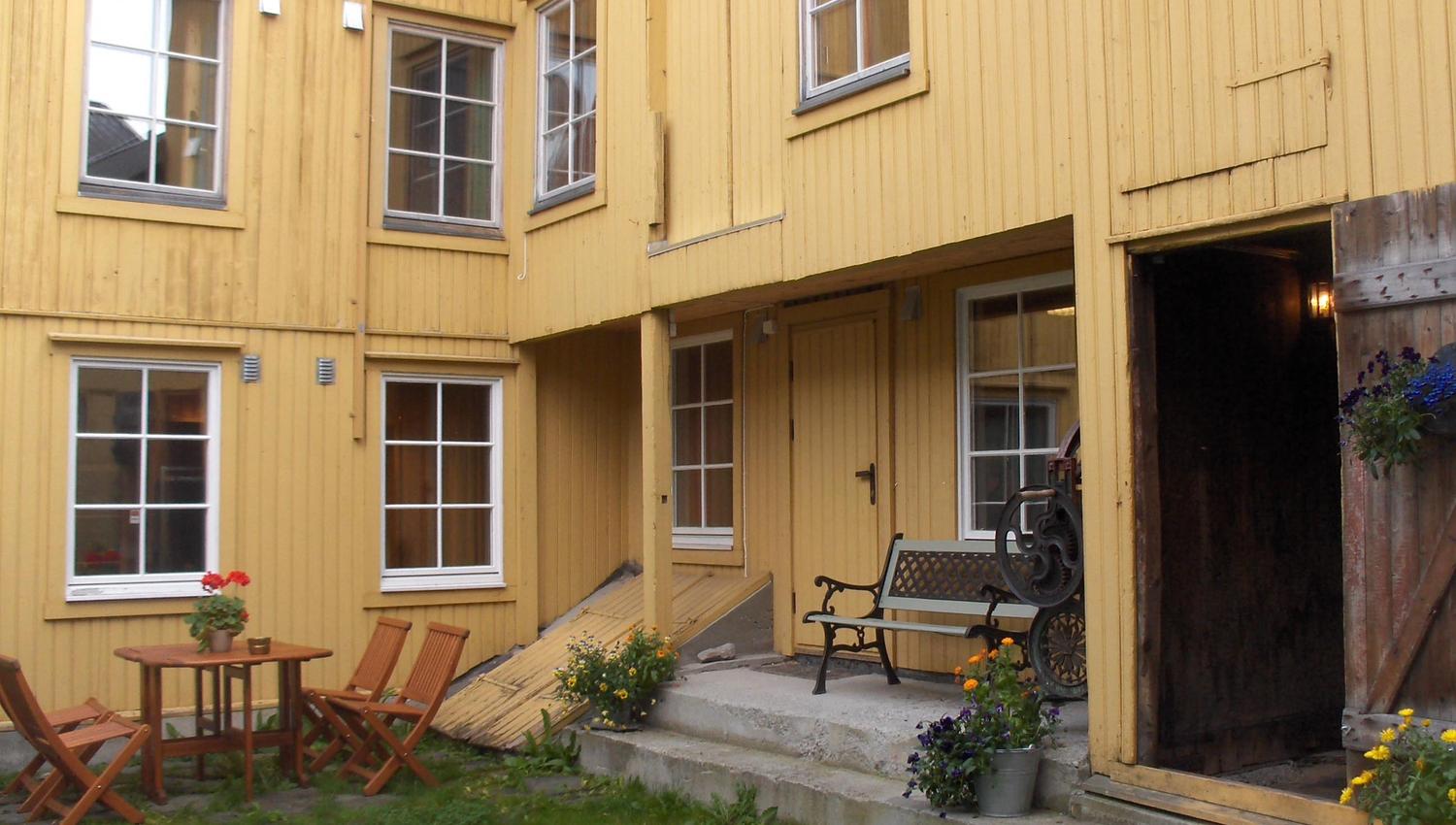 Bakgård 1
