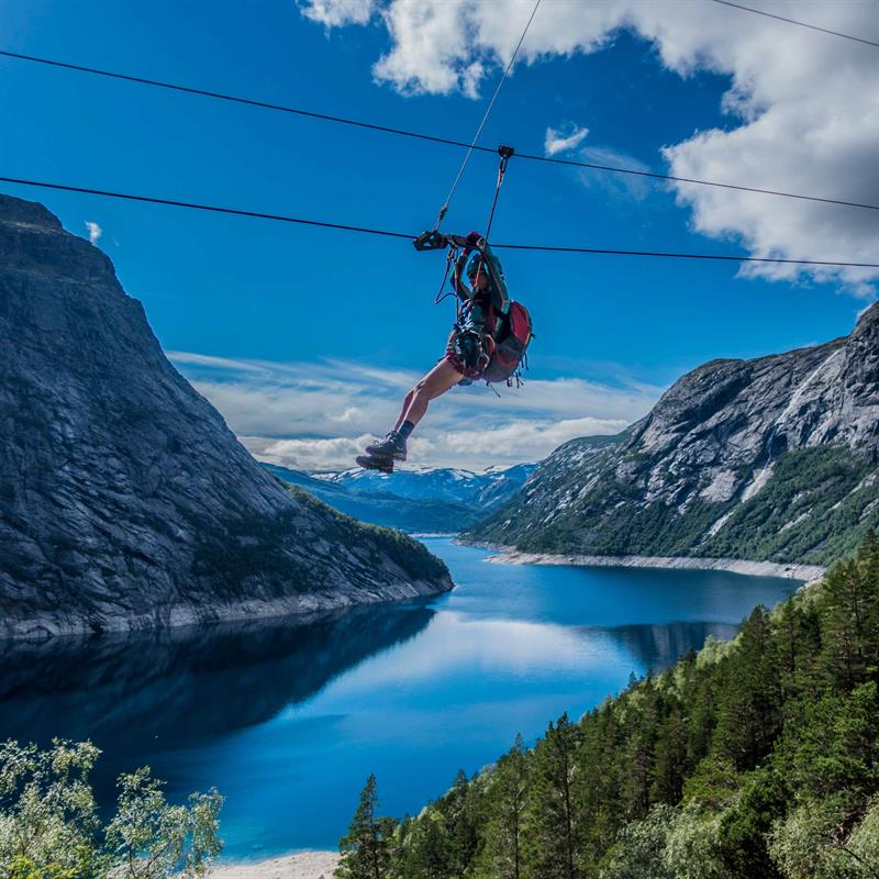 Guida zipline-tur ved Trolltunga med fjordutsikt og mektige fjell i Hardanger.