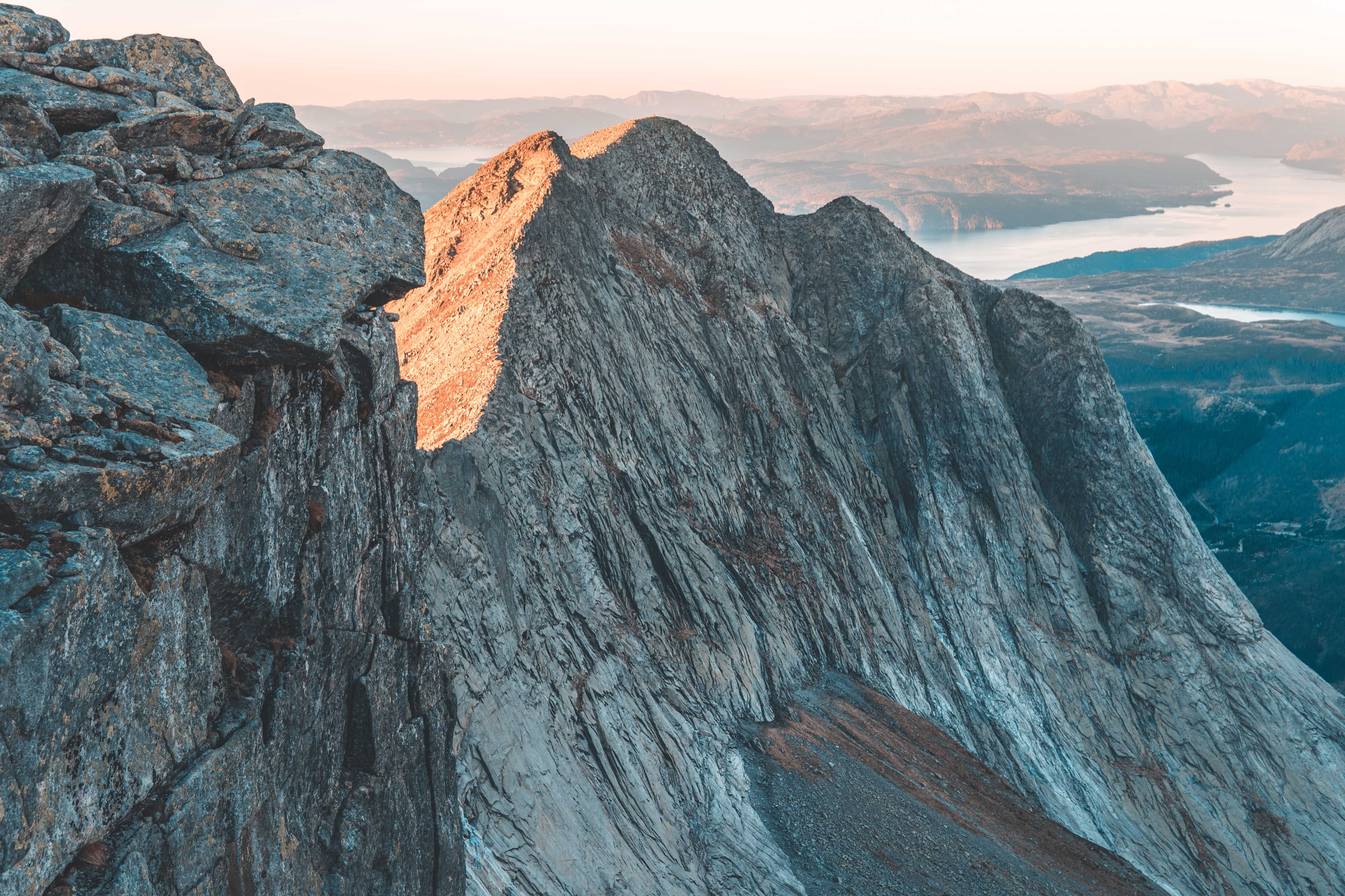 Steep mountain walls and dramatic rock formations on the Ulvanosa massif in Hardanger, captured from the trail towards Geitadalstinden and Høgetinden.