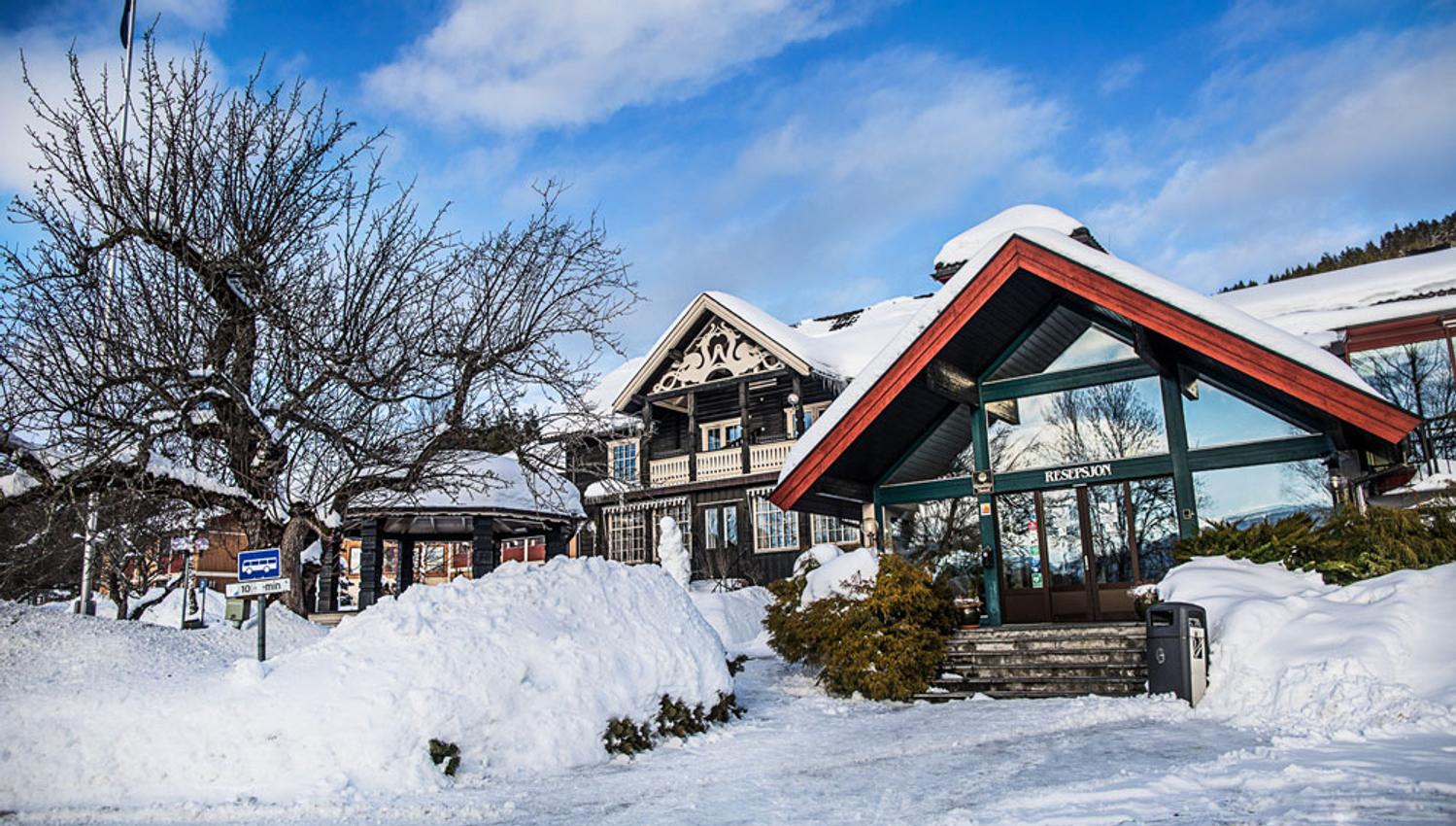 Entrance Straand Hotel in winter