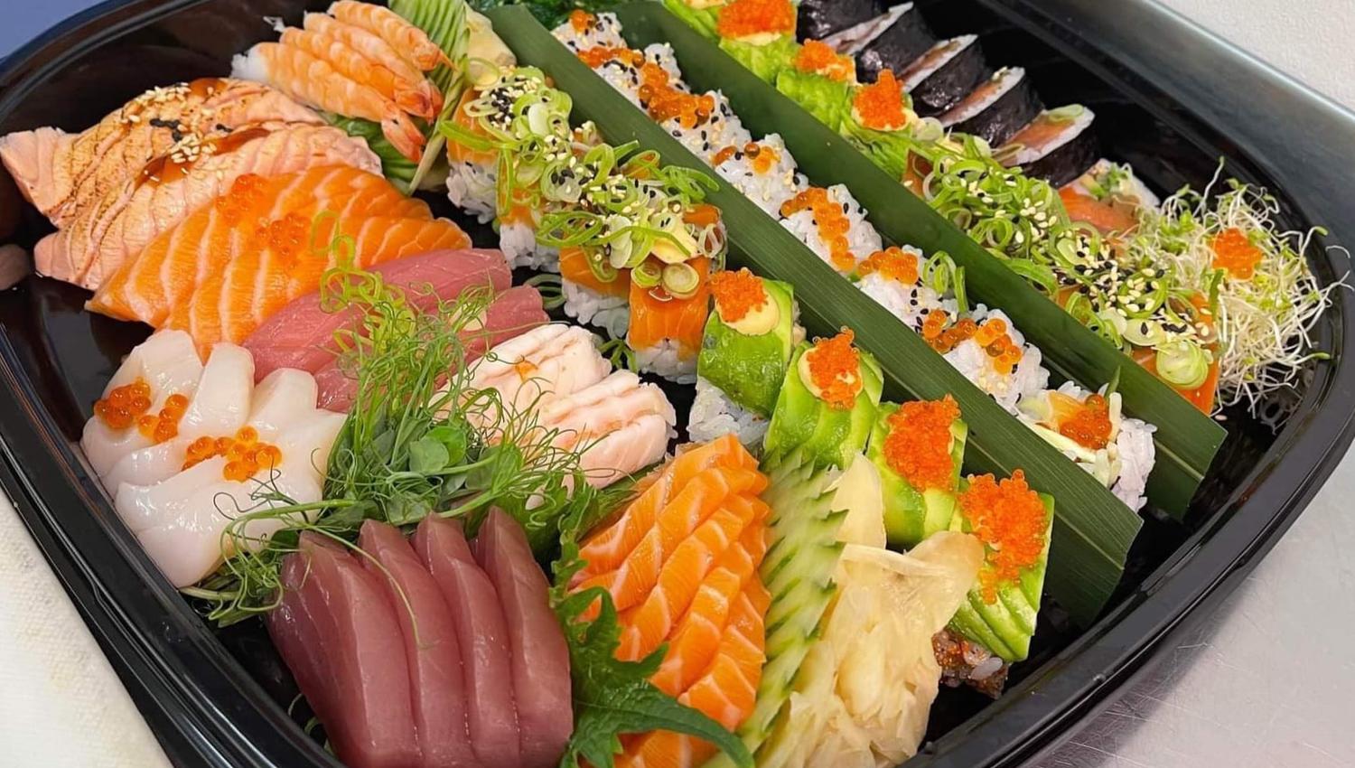 Ein elegant sushi-tallerken med fersk laks, tunfisk og sashimi, perfekt tilberedt hos Gjøa Sjømat i Rosendal.
