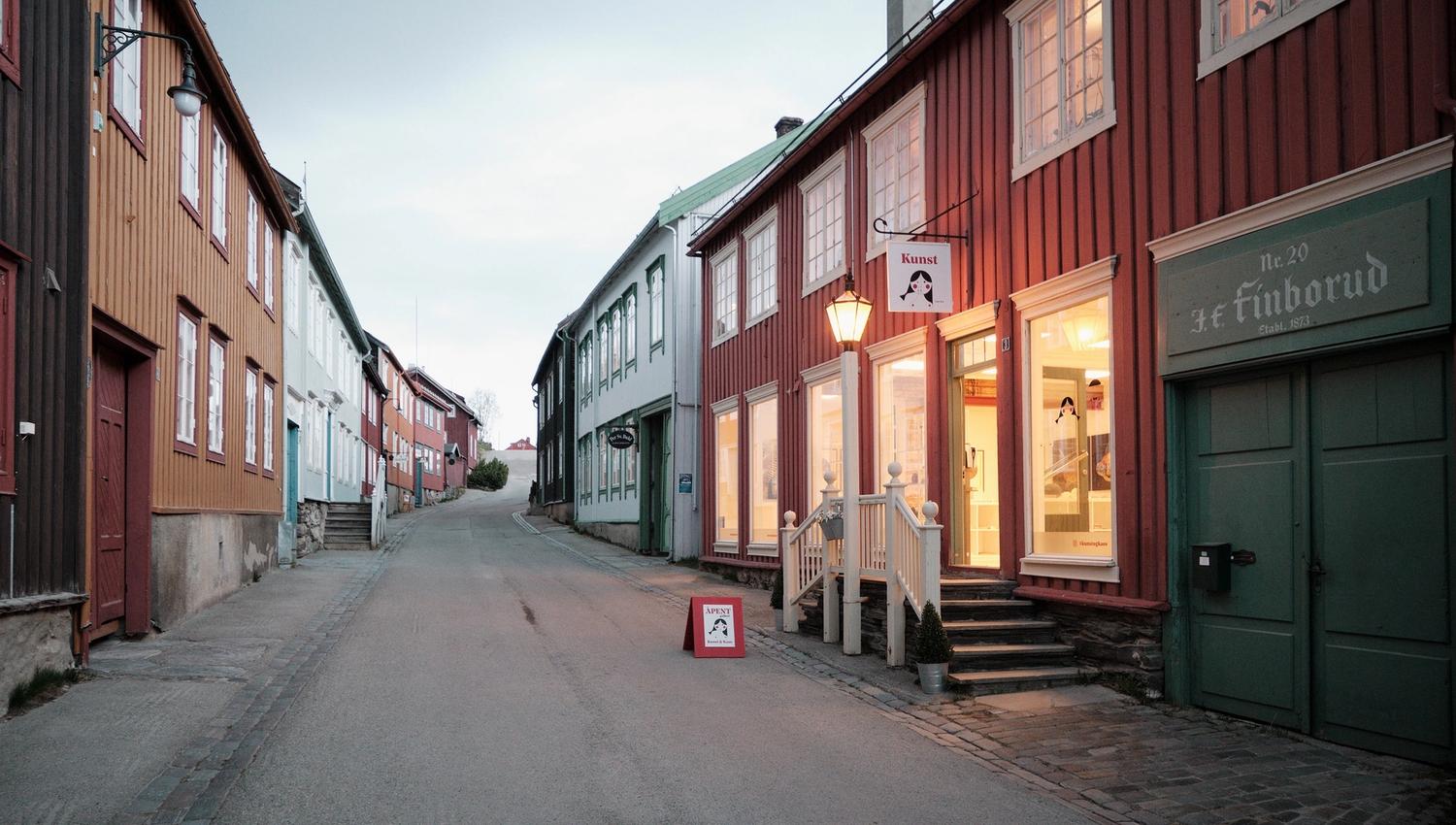 Kunst-og-kaos-galleri-Røros-utvendig-kveld-