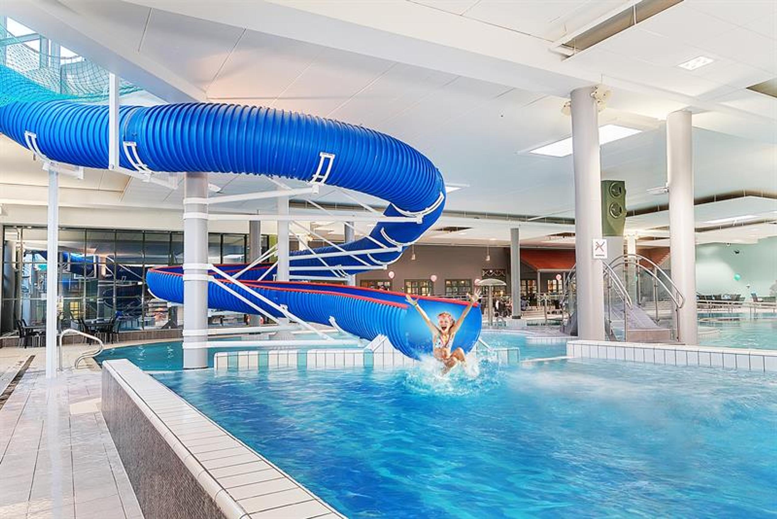 Jente som sklir i badesklia i badeland på Quality Hotel Sarpsborg. Foto.