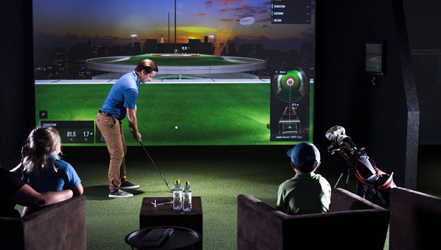 family playing golf at Bygolf Skien