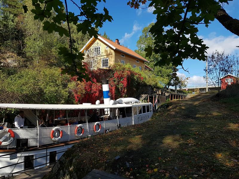 Dampbåt i sluser
