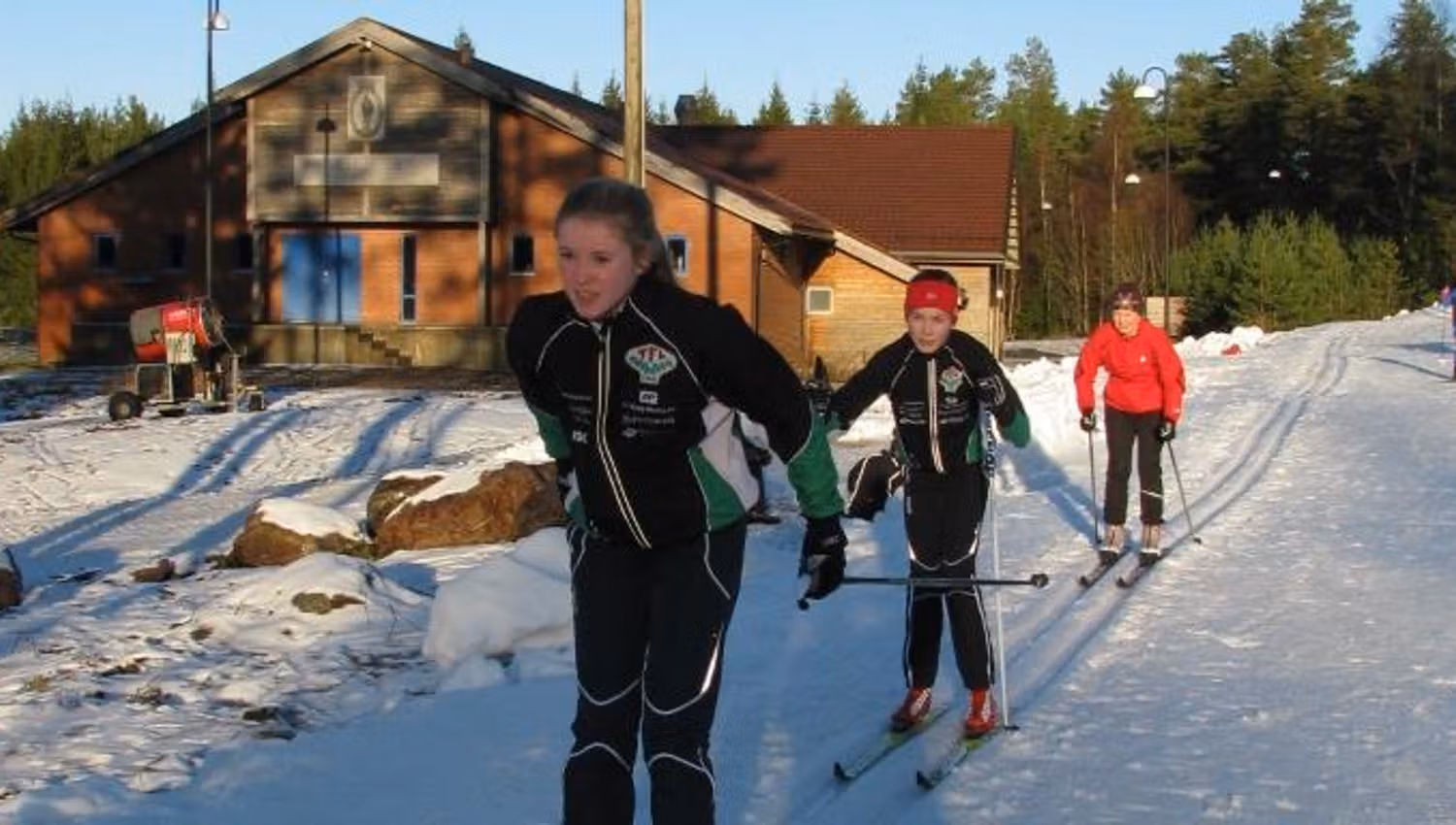 Skiløpere fra Tistedalen Friluftslag foran servicehuset på Tistedalen Skianlegg