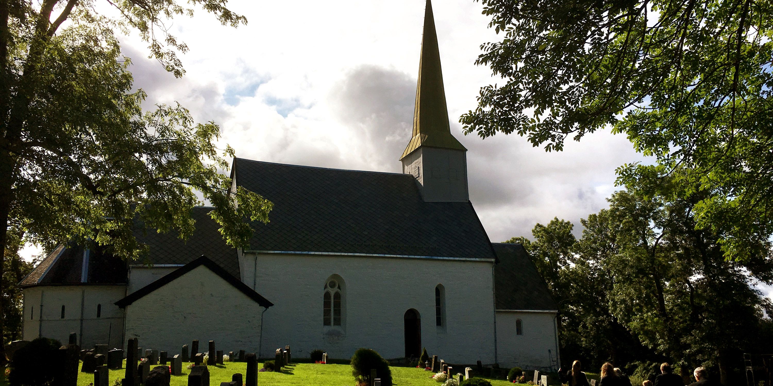 Alstadhaug kirke på Skogn i Levanger - en av 5 middelalderkirker på Innherred