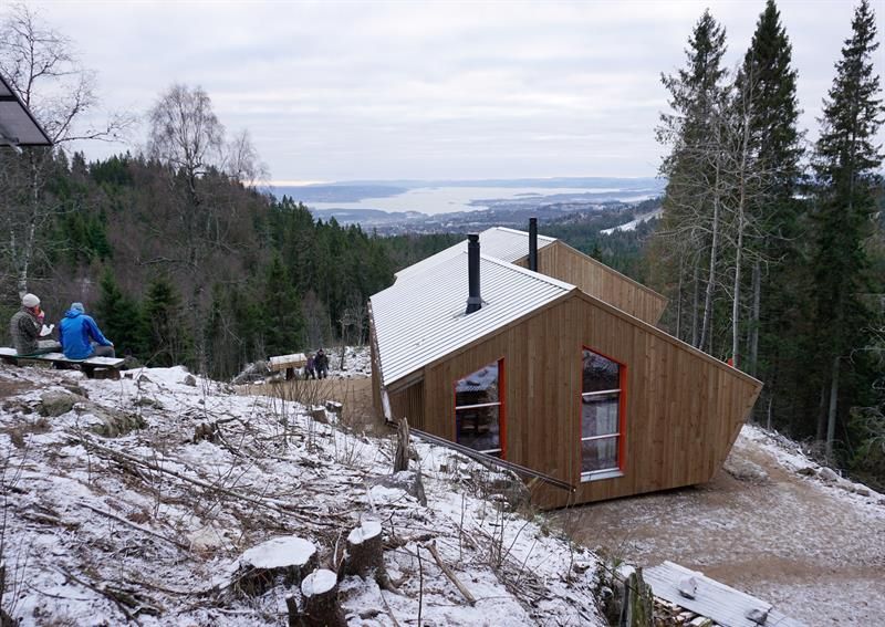 Fuglemyrhytta på vinteren.