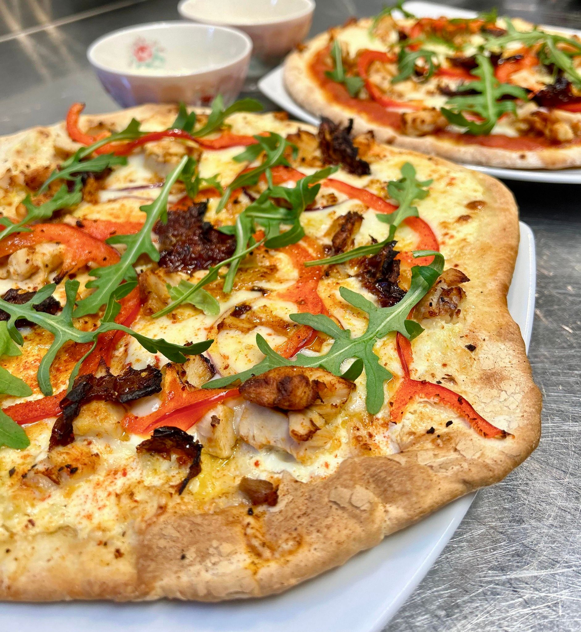 Pizza with ruccola, peppers and cheese