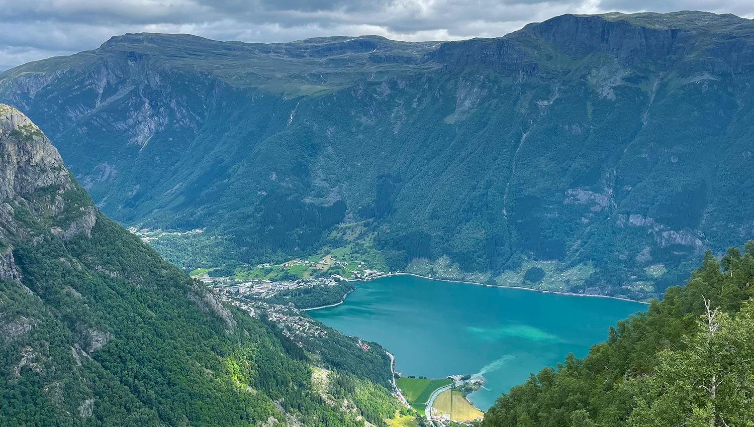 Storslått utsikt frå Jordalsnuten mot Odda og Sørfjorden i Hardanger – ein spektakulær fjelltur med panoramavy.