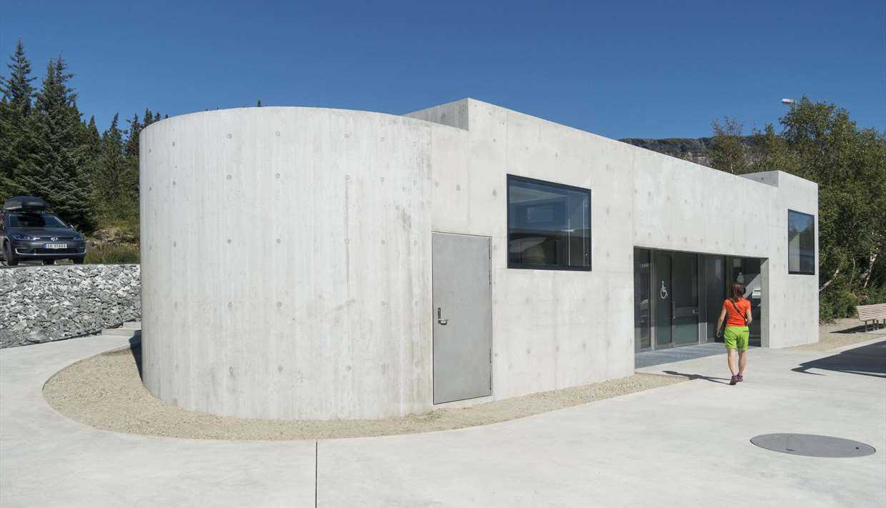 The modern toilet building at the parking lot, seen from the outside.