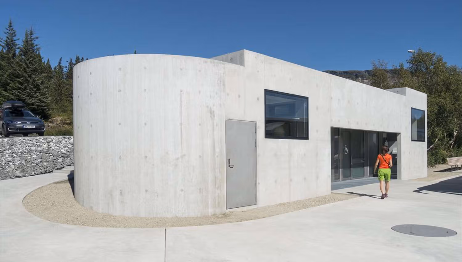 The modern toilet building at the parking lot, seen from the outside.
