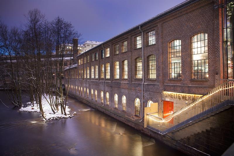 utsiden av smelteverket: fabrikklokale like ved akerselva