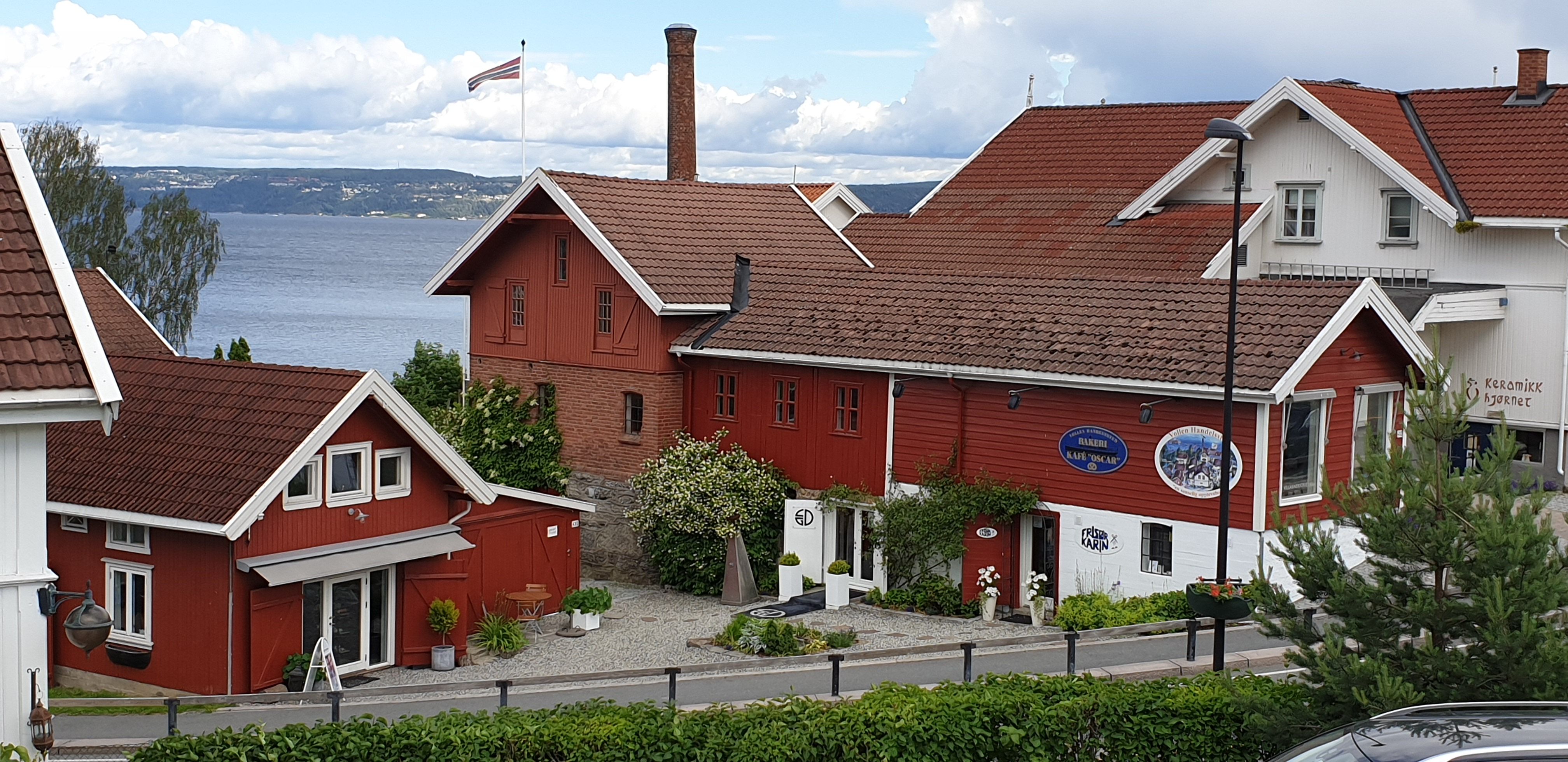 Vollen center consists of small colorful houses hosting galleries, jewelery shop, interior shop and clothing stores with good selection. You will also