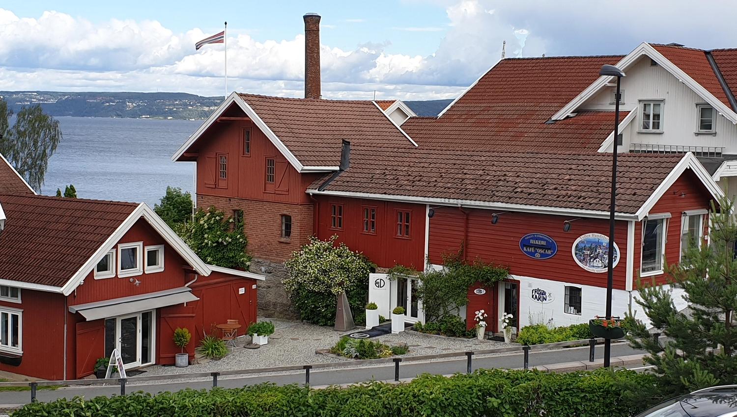 Vollen center consists of small colorful houses hosting galleries, jewelery shop, interior shop and clothing stores with good selection. You will also