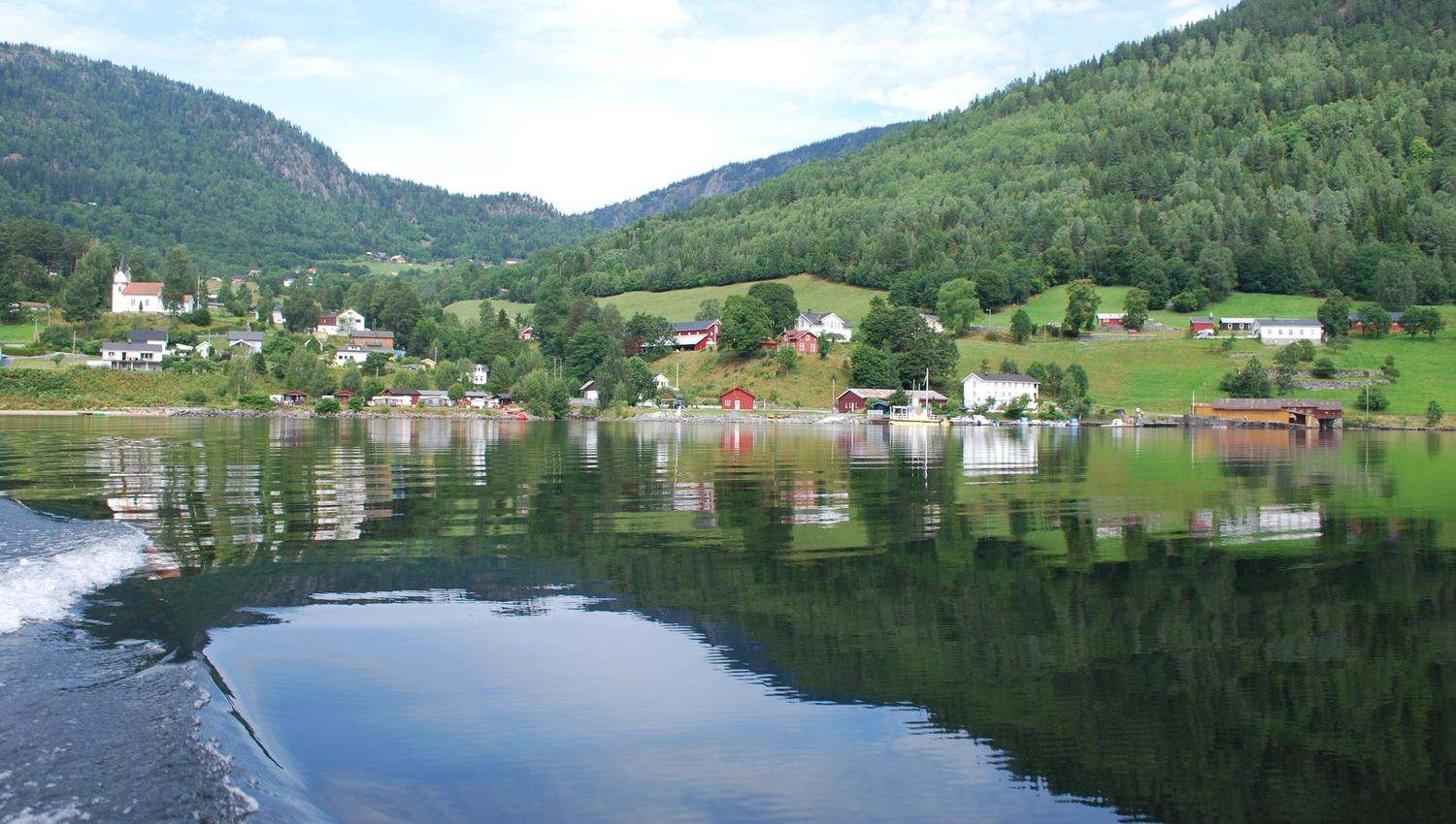 Brygga sett frå vatnet
