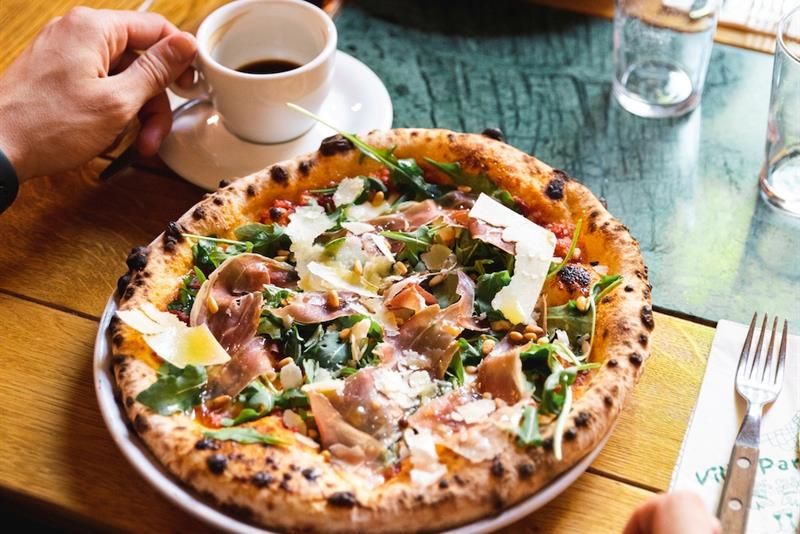 Pizza med parmaskinke, pinjekjerner, parmesan og ruccola