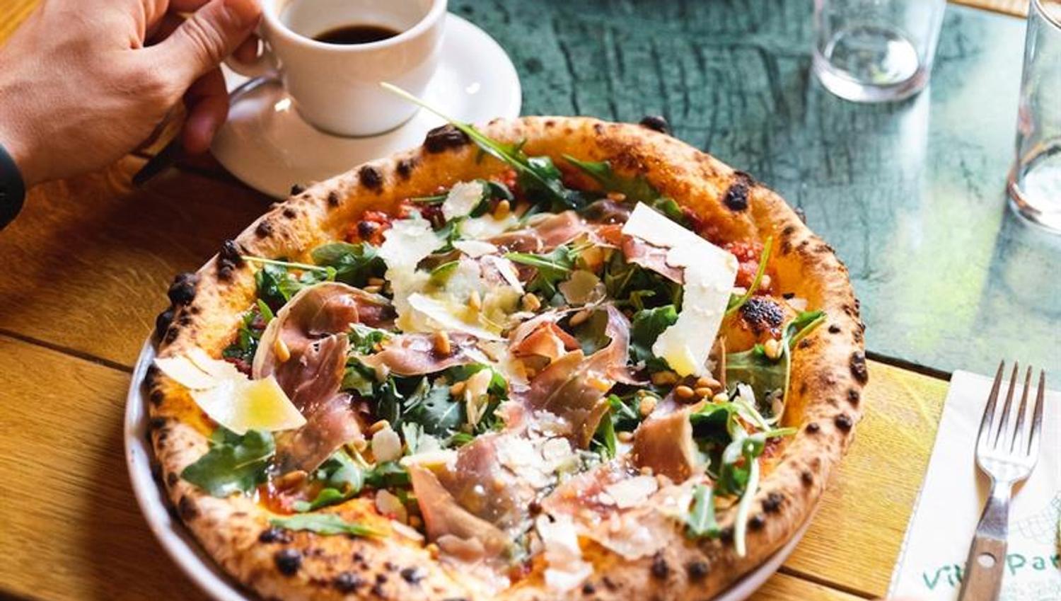 Pizza med parmaskinke, pinjekjerner, parmesan og ruccola