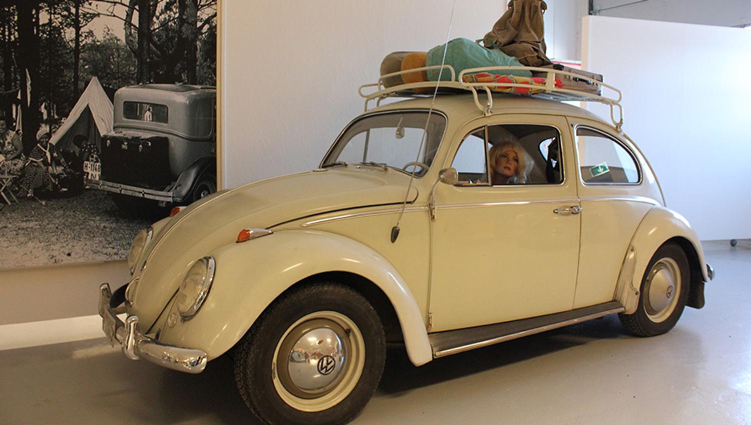 gammel VW Käfer som utstilles på Z-museum i Nissedal