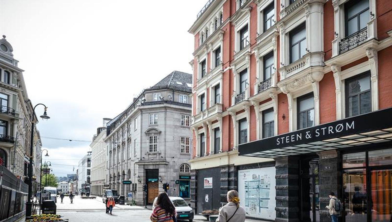 Street view and main entrance. Steen & Strøm Oslo