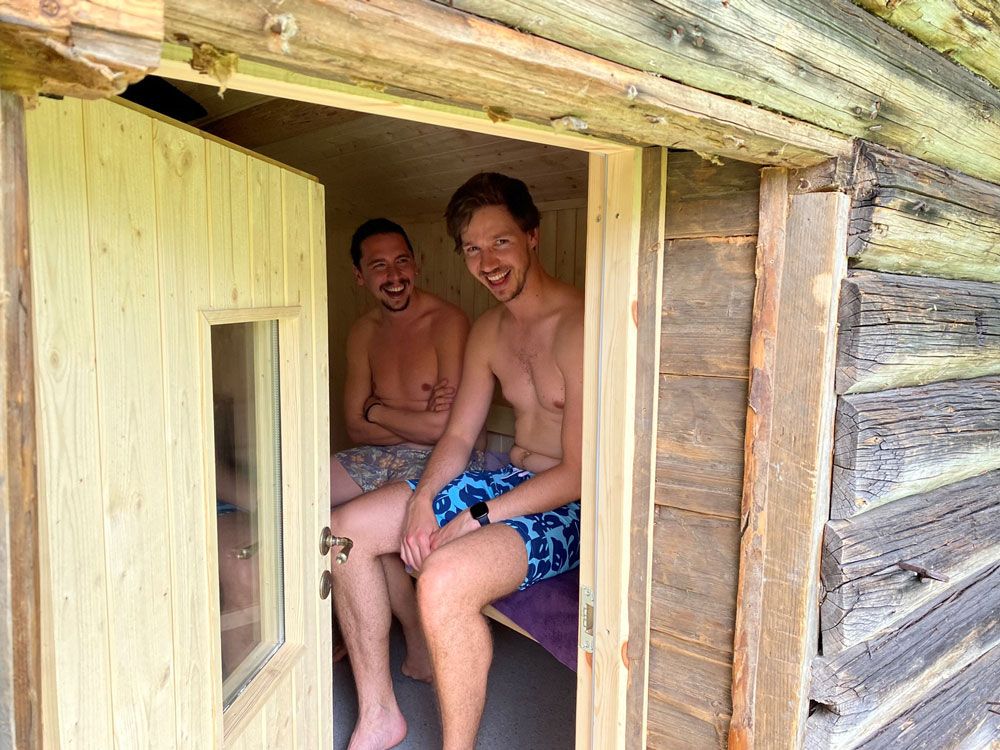 2 men are sitting in the sauna at Bolkesjø Gård