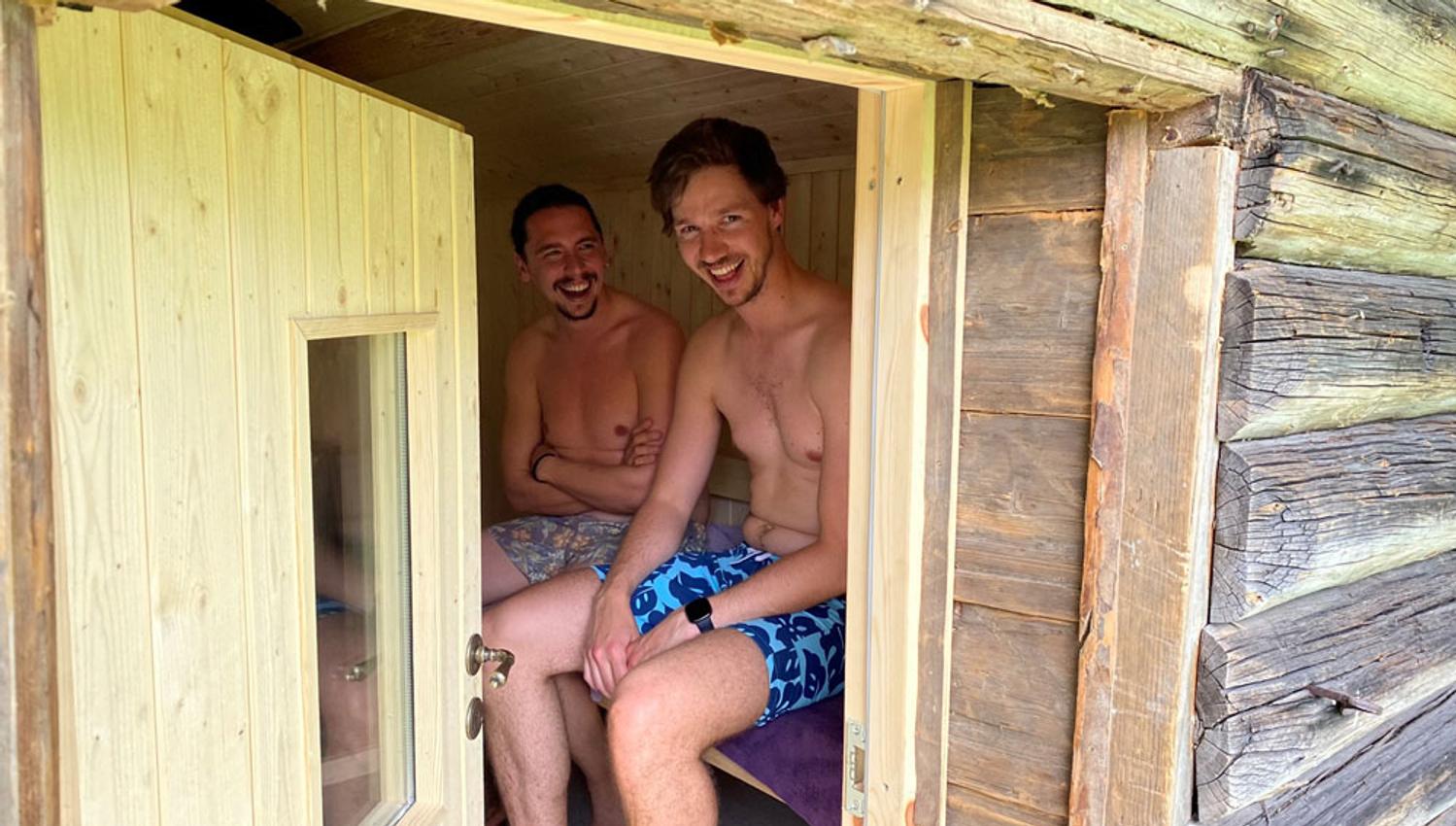 2 men are sitting in the sauna at Bolkesjø Gård
