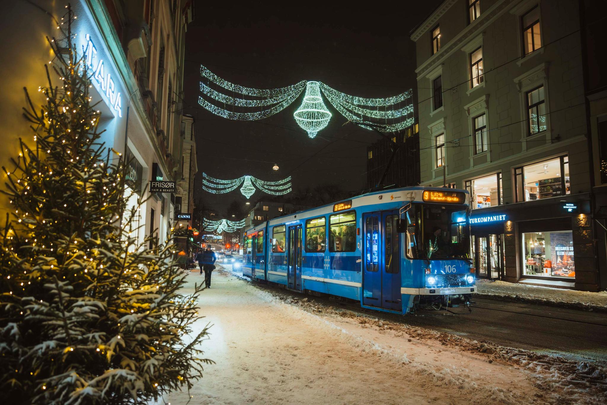 Trikken som kjører ned Bogstadveien med julelys hengende over