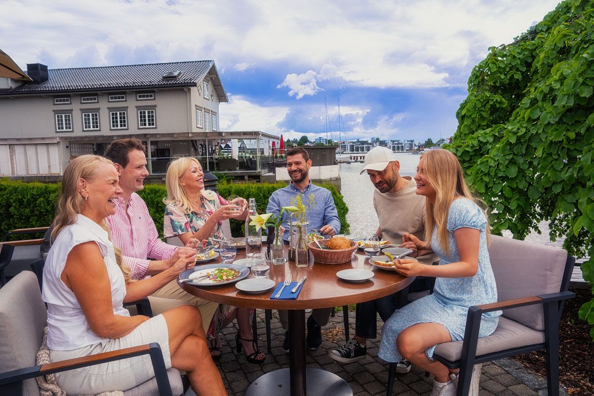 vennegjeng som koser seg på Becks Brasserie og Bar Osebro