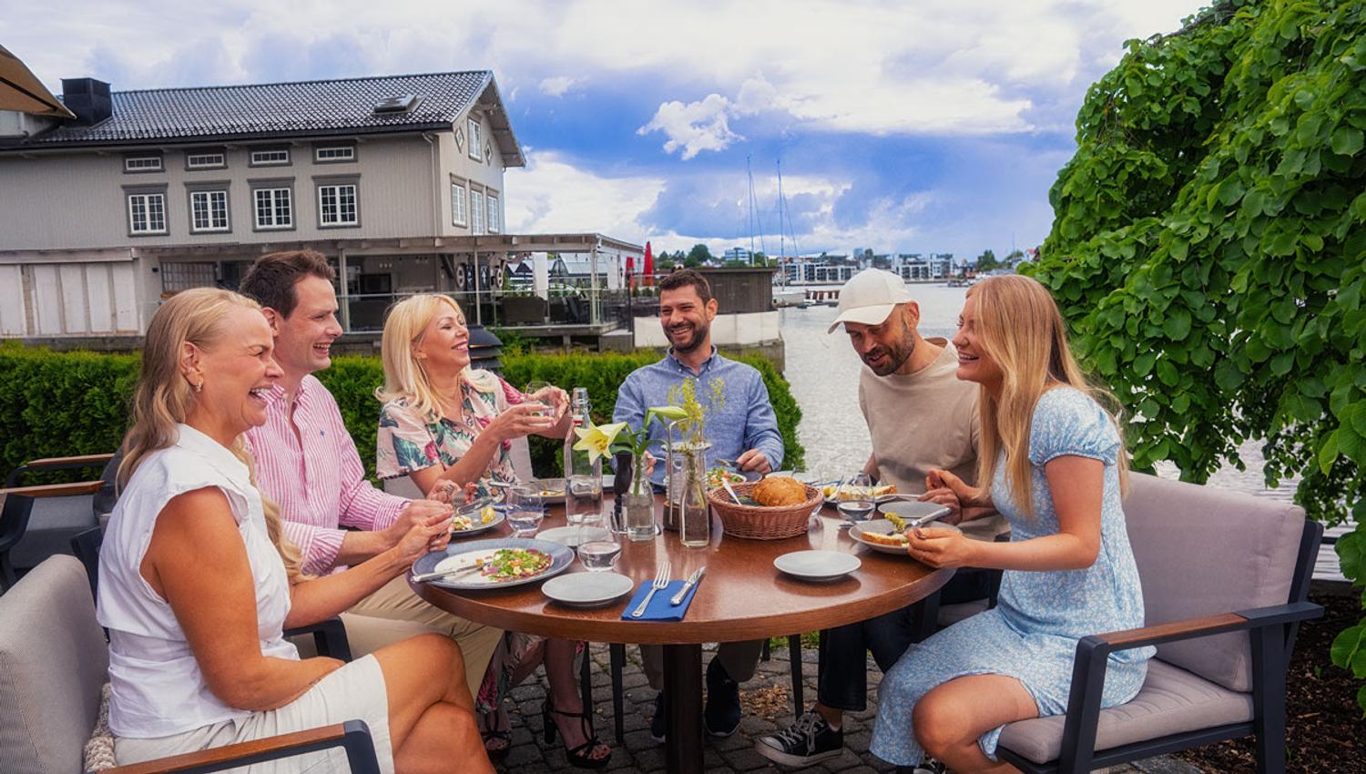 vennegjeng som koser seg på Becks Brasserie og Bar Osebro
