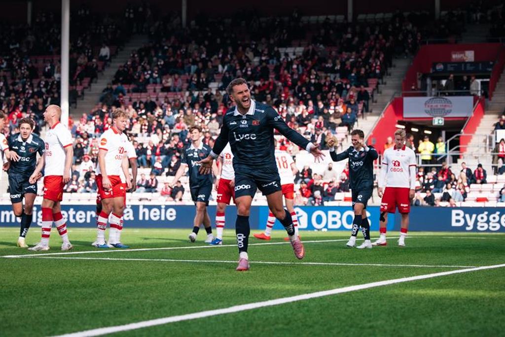 En Viking-spiller jubler på banen etter et mål