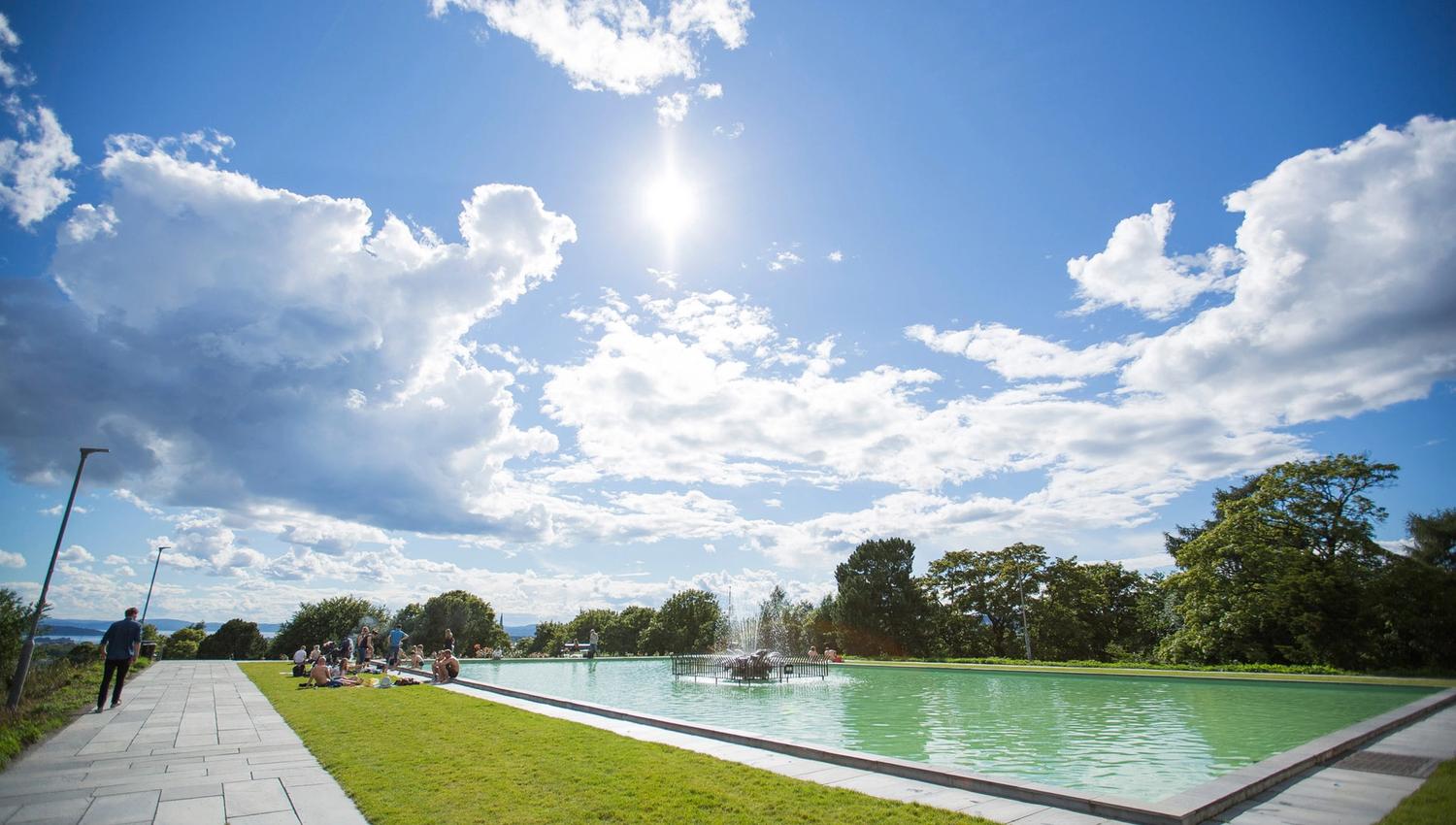The pool with a fountain in the middle at the top of the park
