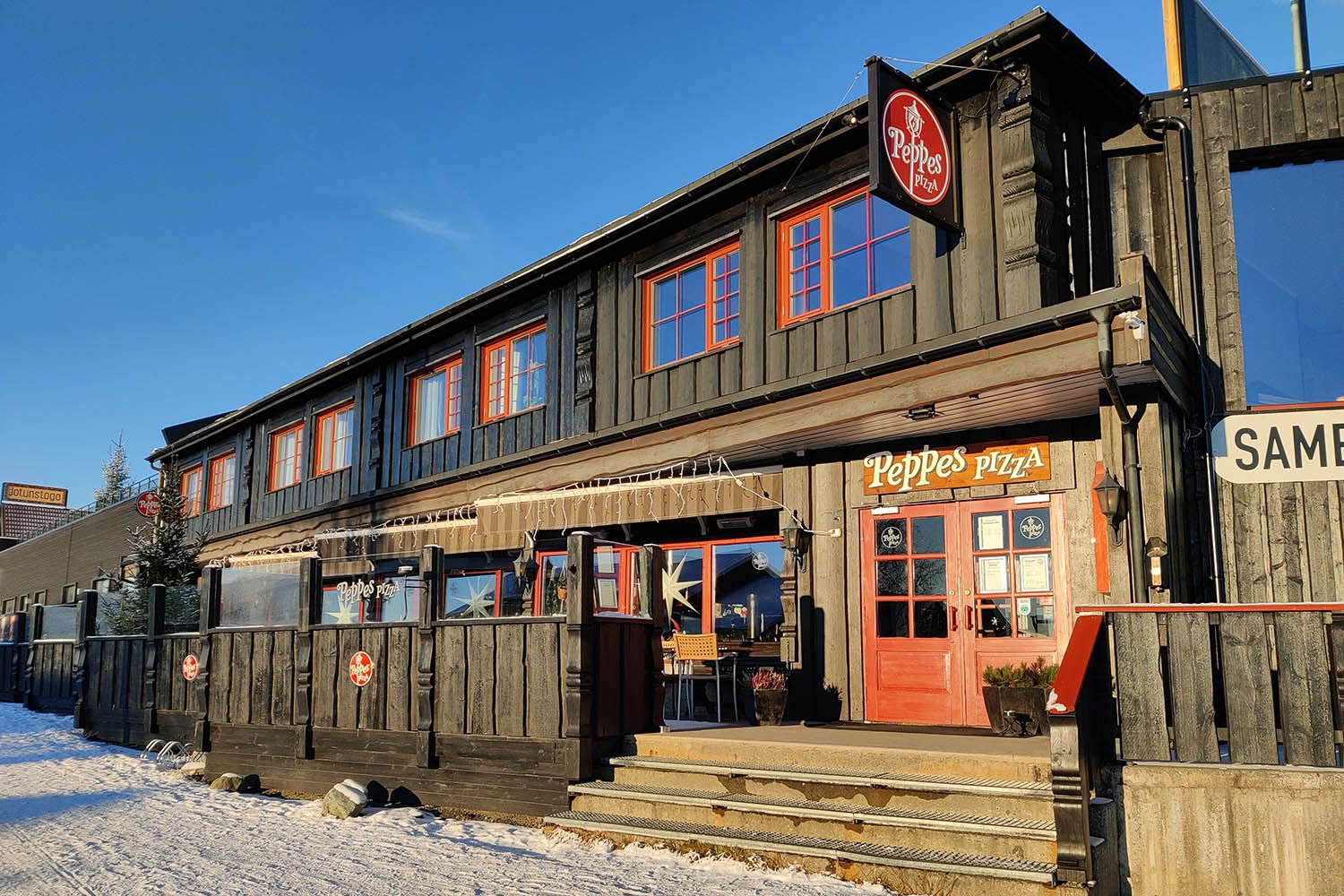 Peppes Pizza på Beitostølen i vintersol