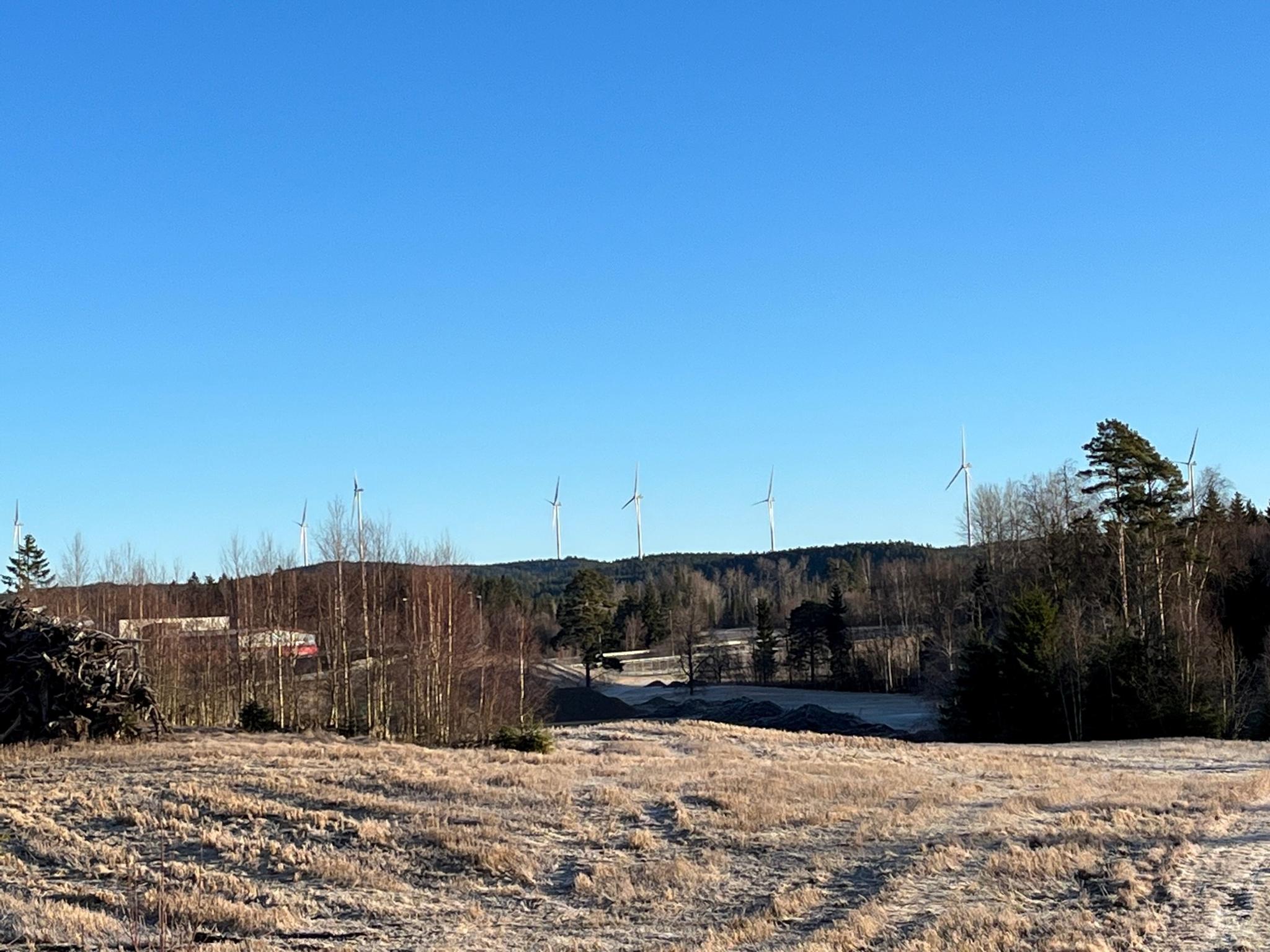 Utsikt mot de 8 vindmøllene nord for E18