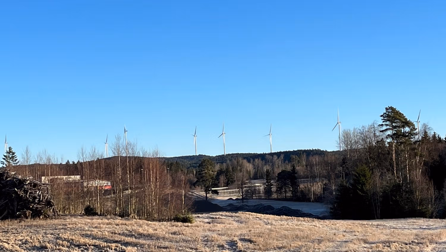 Utsikt mot de 8 vindmøllene nord for E18