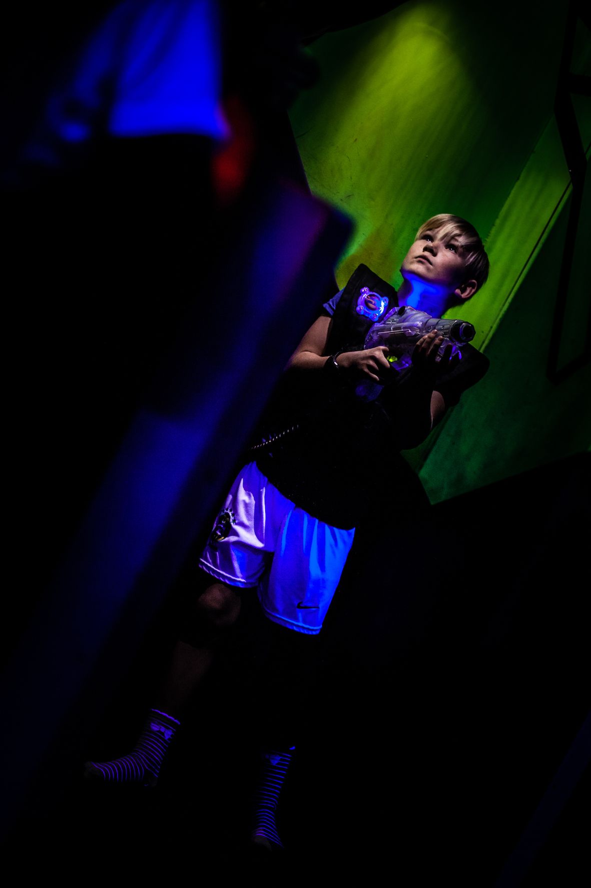 Barn spiller lasertag
