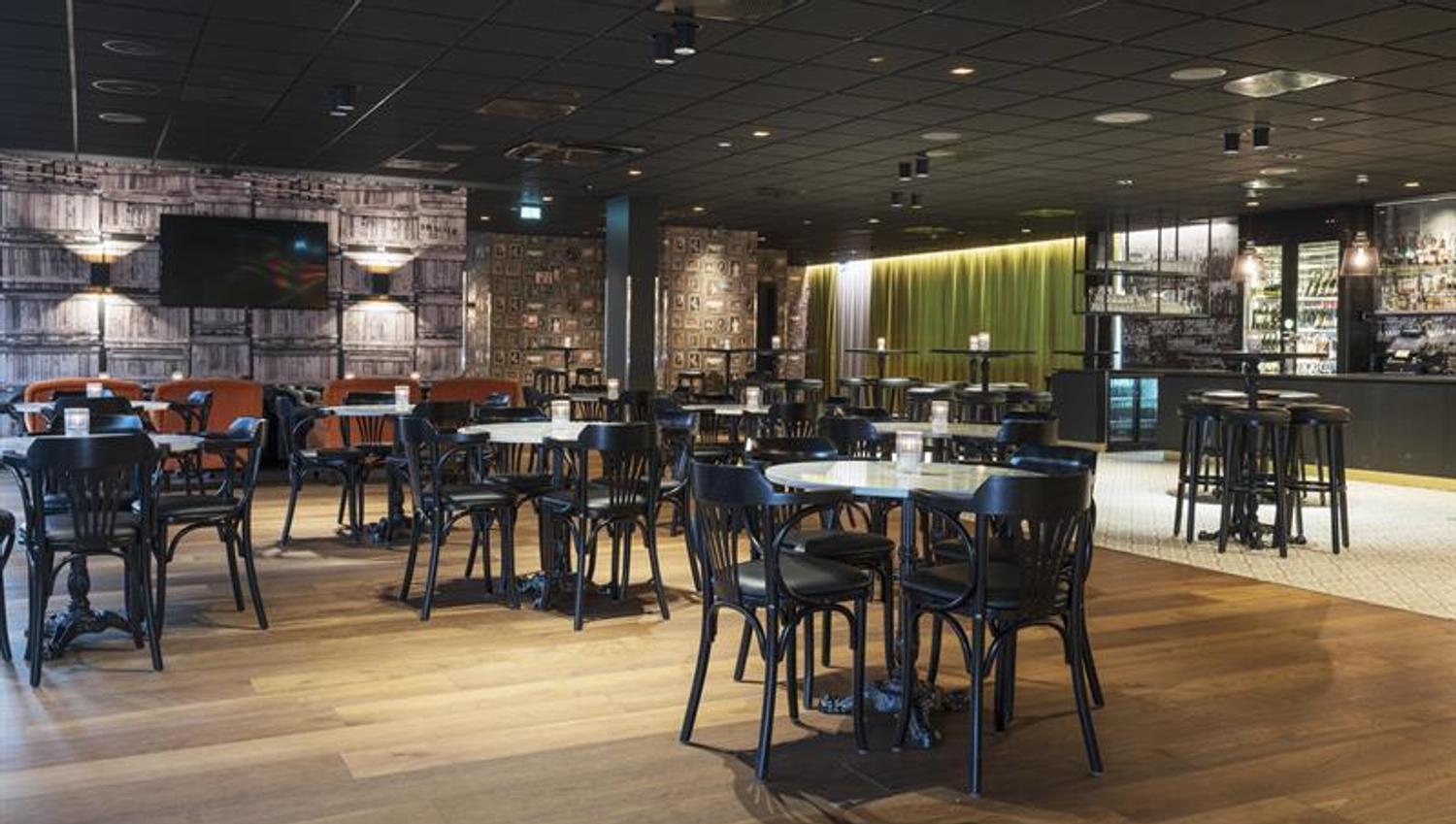 restaurant med runde bord og stoler