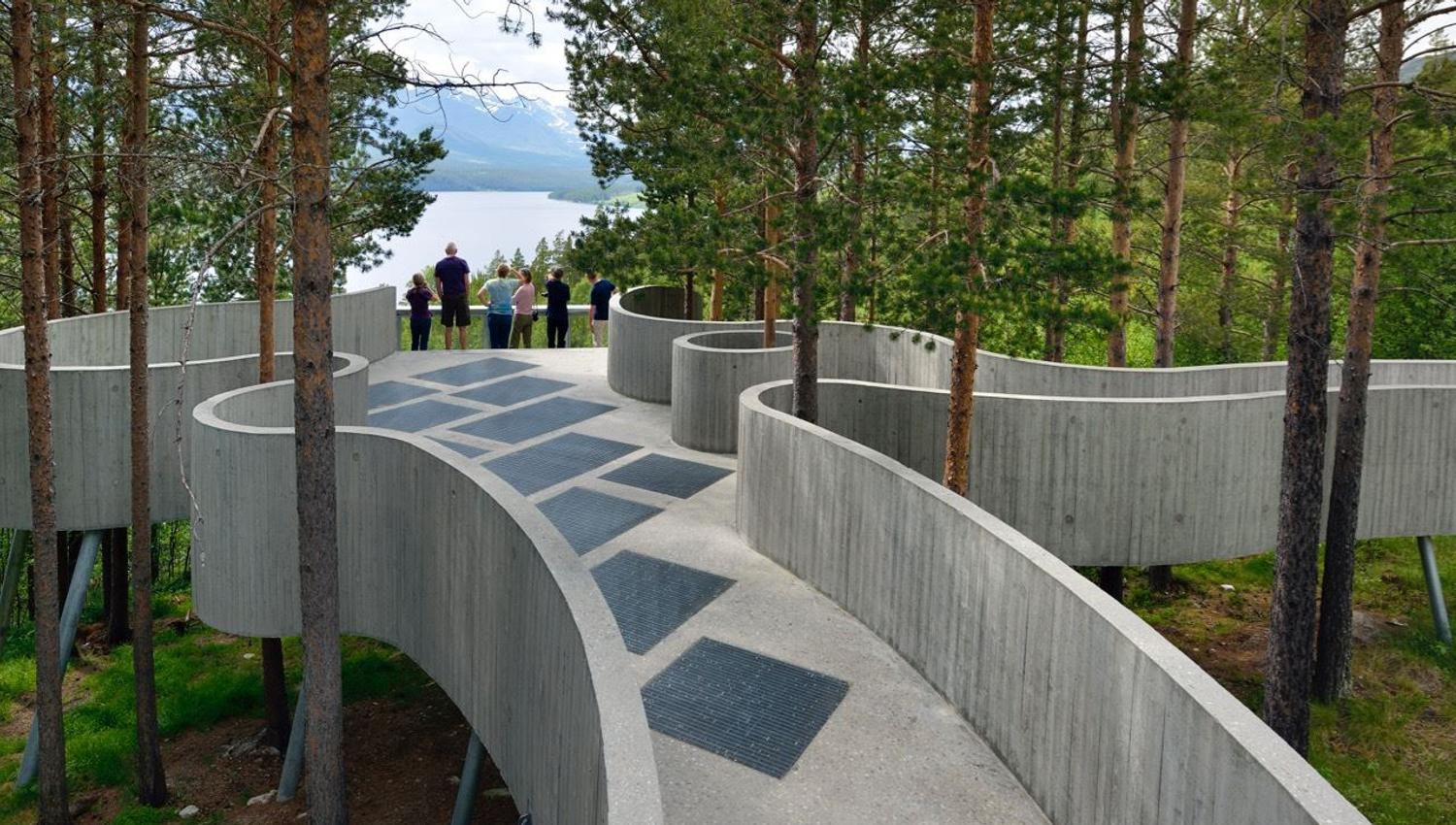 Besøkende beundrer utsikten fra Sohlbergplassen utsiktsplass, Nasjonal turistveg Rondane.