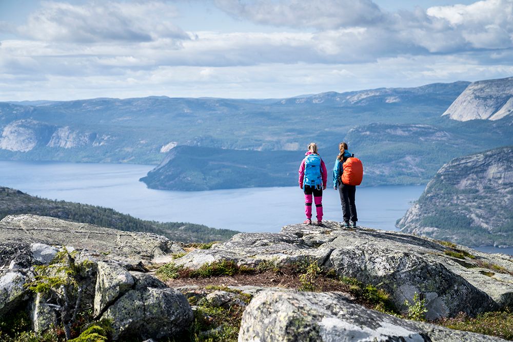 2 ladies enjoy the view of vråvatn from venelifjell in Vrådal 