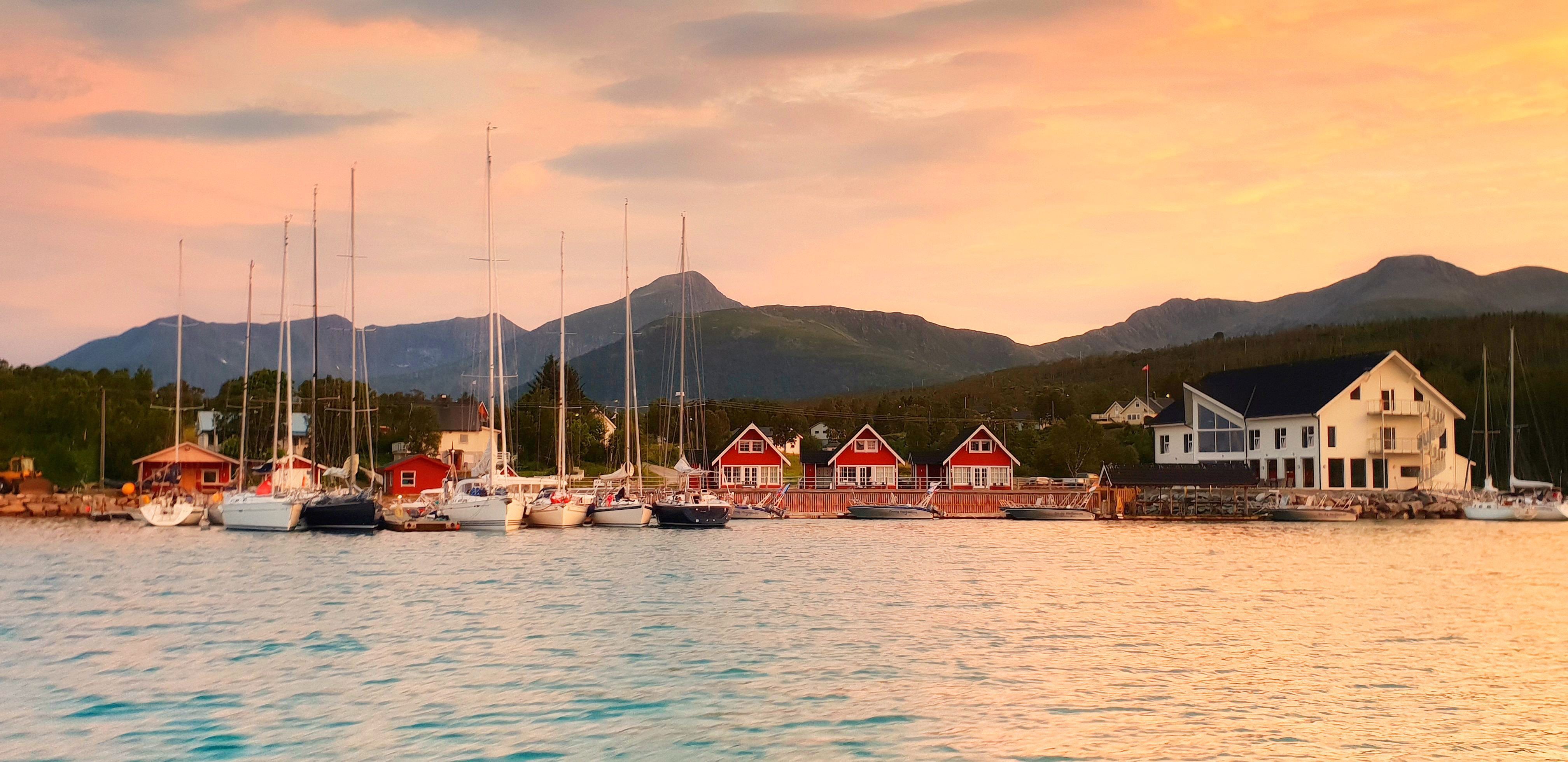 vakkert bilde av hotell ved kanten av havet
