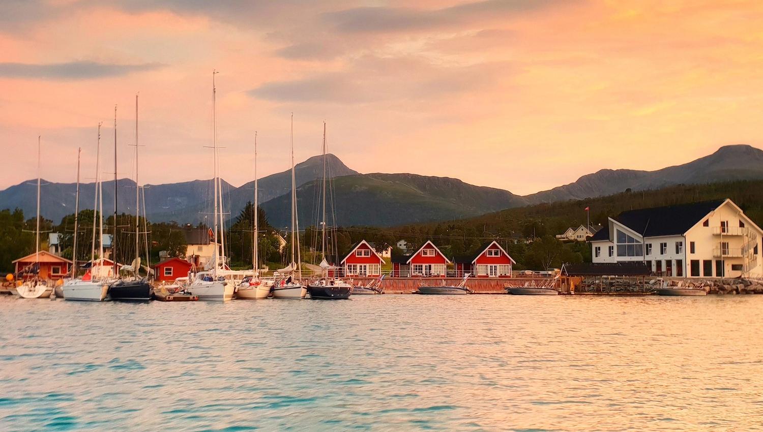 vakkert bilde av hotell ved kanten av havet