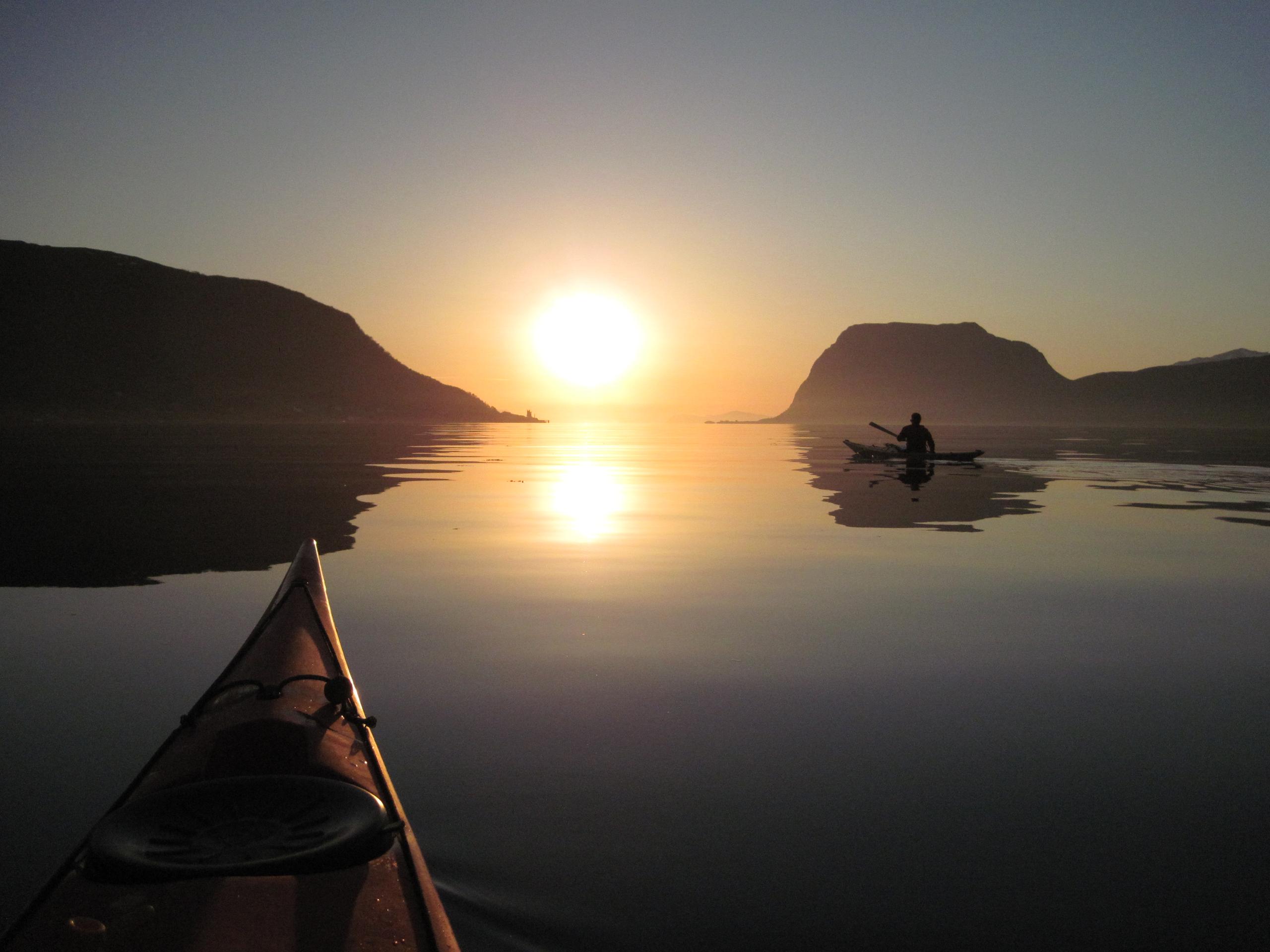 Kajakk-i-Midnattsol-VHT-01486- Foto_Tage_Karlsen