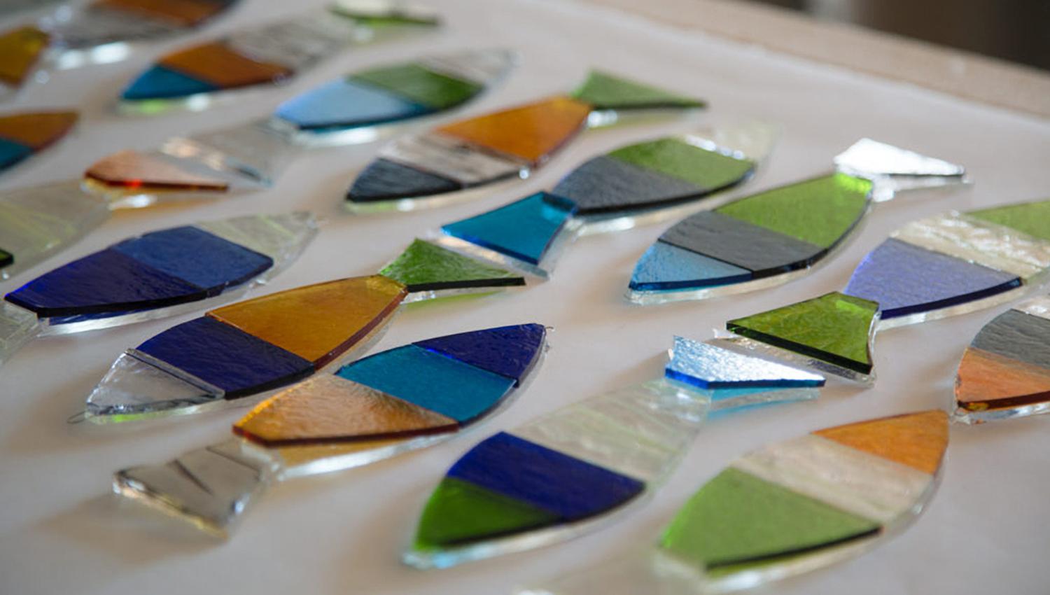 Glasskunst i produksjon hos Galleri Mitsel