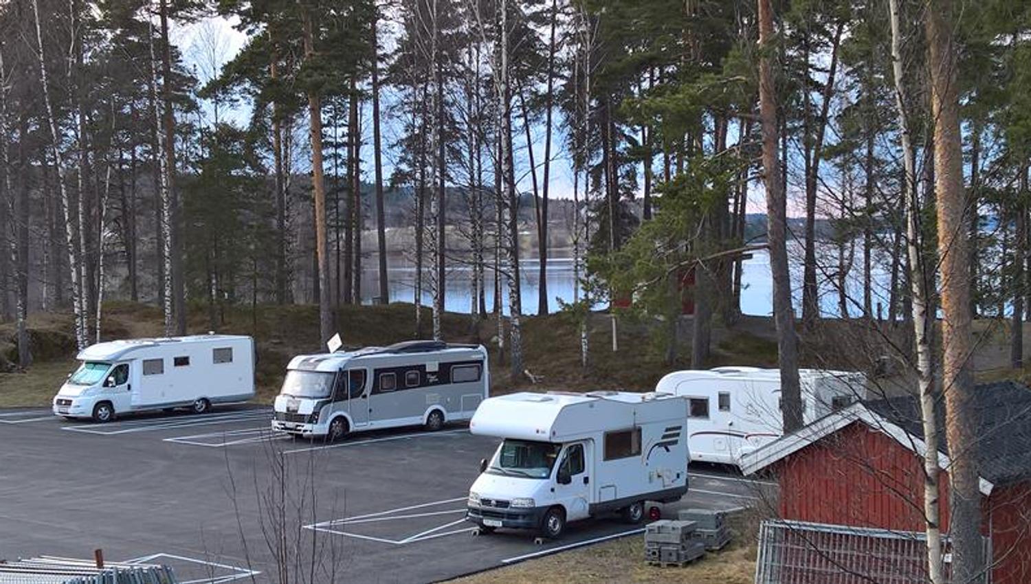 Ørje bobilparkering med parkerte bobiler
