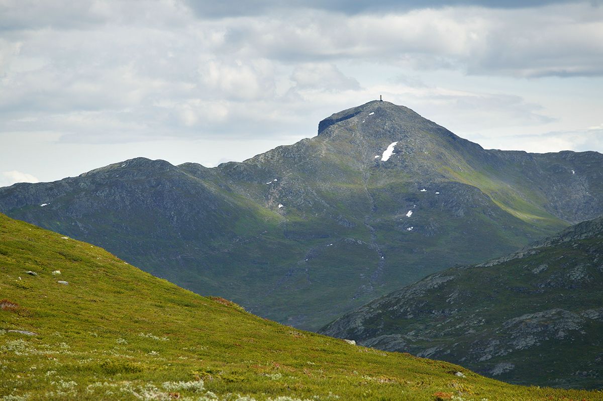 Bitihorn shows its broad and less steep western side where the trail to summit can be seen on the left side of teh mountain.