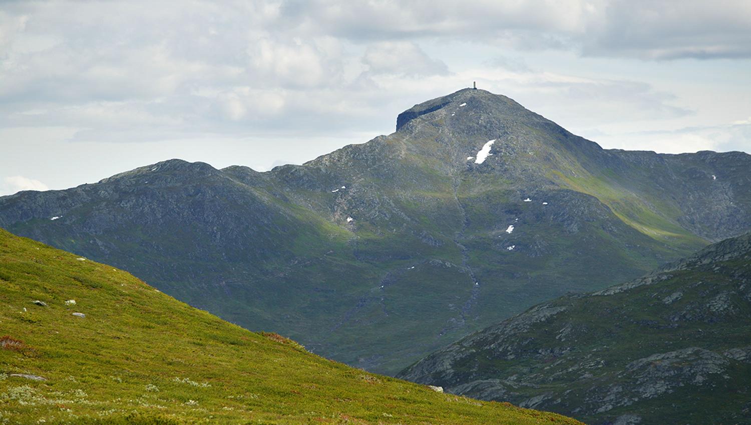Bitihorn shows its broad and less steep western side where the trail to summit can be seen on the left side of teh mountain.