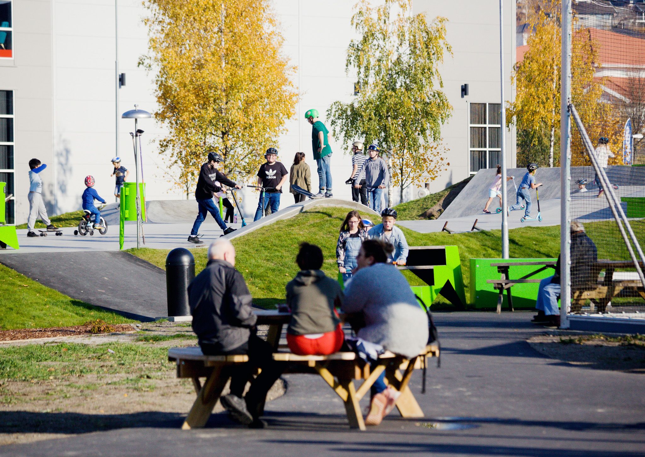 personer som sitter på en benk med mennesker i bakrunn