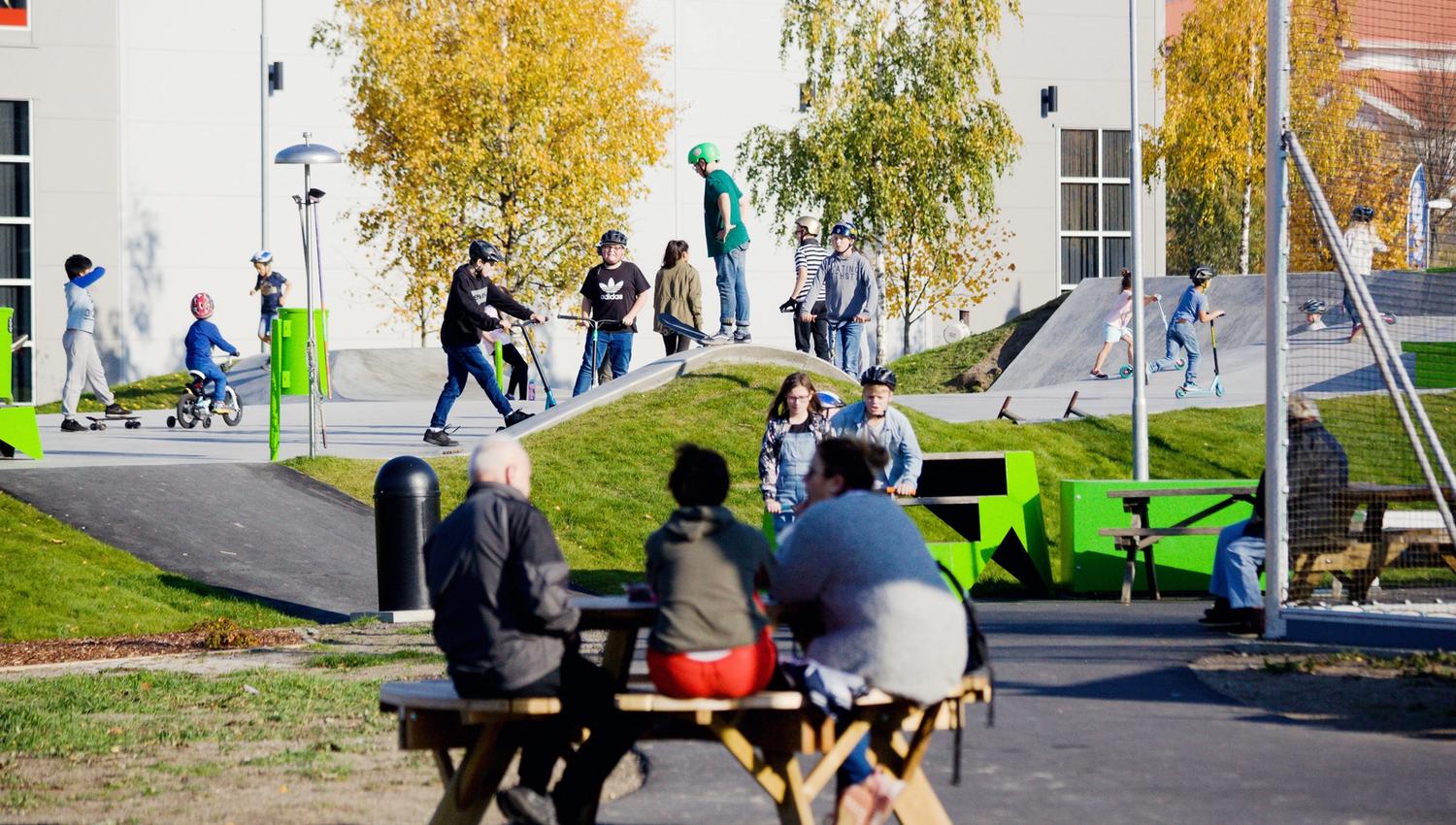 personer som sitter på en benk med mennesker i bakrunn