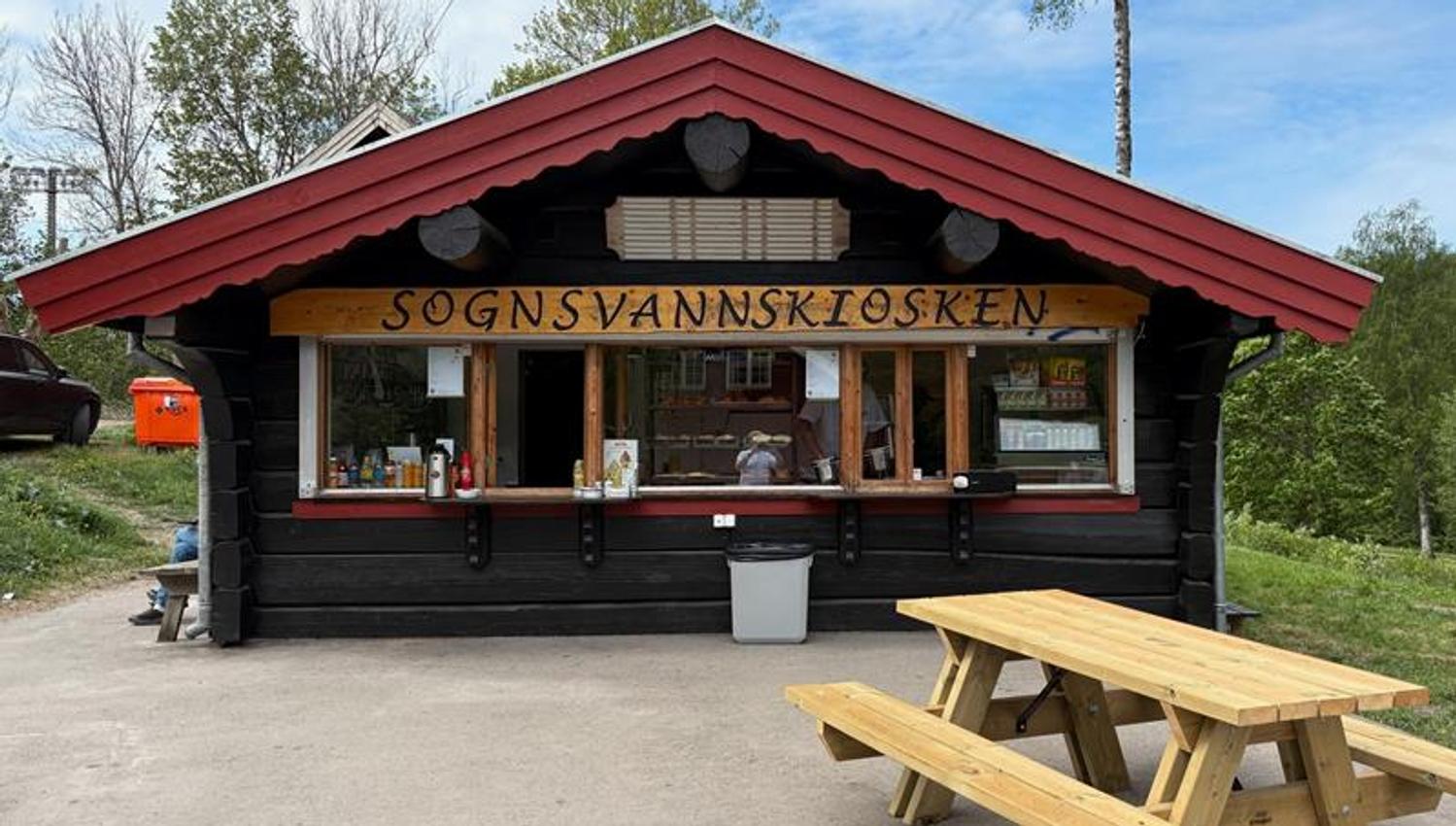 Sognsvannskiosken med benk utenfor
